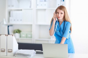Medical doctor woman with computer and telephone © s_l – fotolia.com